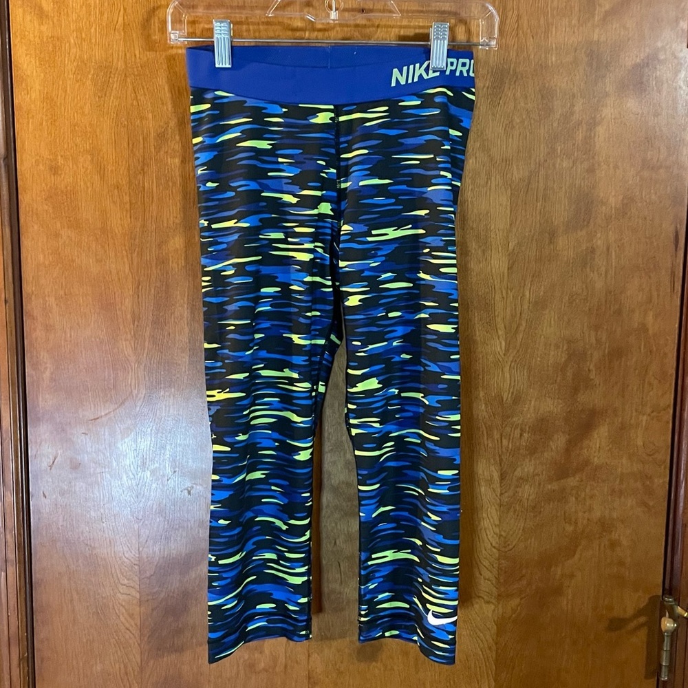 NIKE Pro Capri Leggings